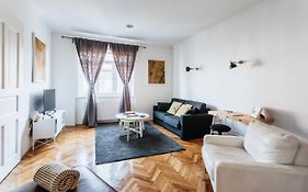 Bond Apartment